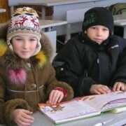 «Діти сидять у куртках і це не допомагає», — батьки скаржаться на холод у школах
