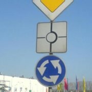 До уваги тернопільських водіїв: встановлено нові знаки на одному з кругових перехресть